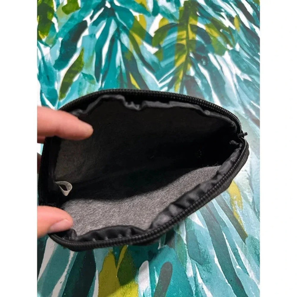 Small Black Shiny Makeup bag - Picture 5 of 7